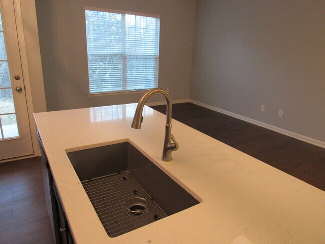 Building Photo - Beautiful Townhome near the University Area