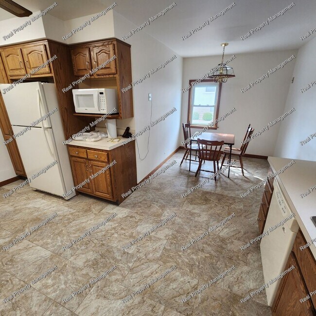 Building Photo - 4 Bedroom Dyer Farmhouse