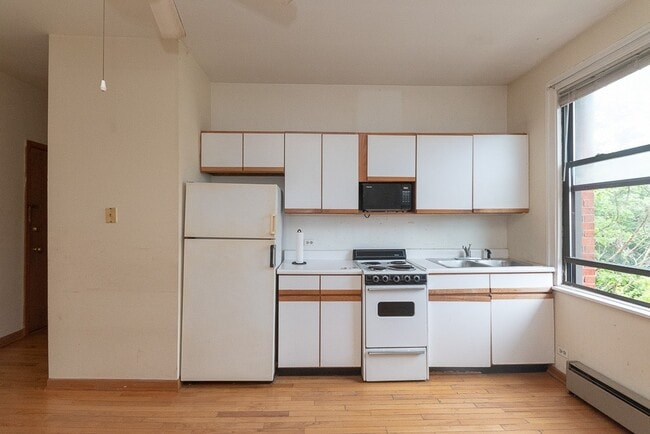 Building Photo - 638 W Barry