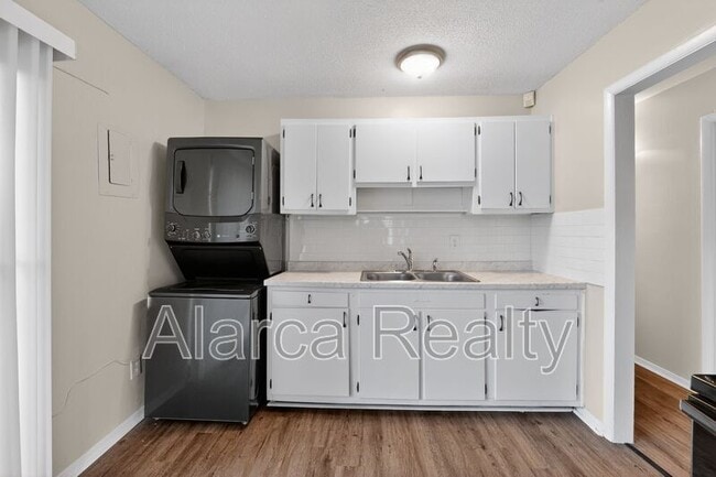 Building Photo - 4201 Carlyle Dr