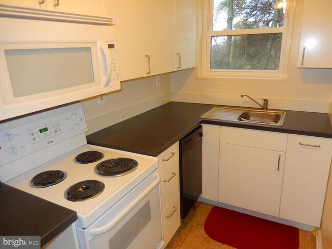 Building Photo - 3045 Patrick Henry Dr