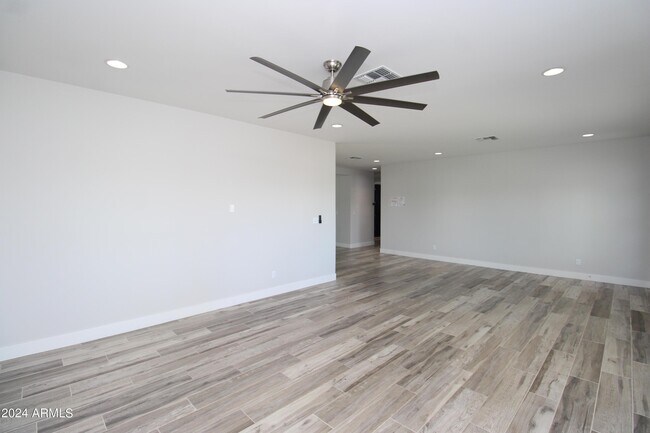 Building Photo - 2140 E Palm Ln