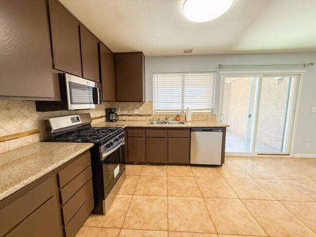 Foto del edificio - Charming 4BD 2BA Single-Story Home with Large Backyard & No HOA