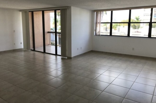 Large Living Room - 9200 Bay Harbor Terrace
