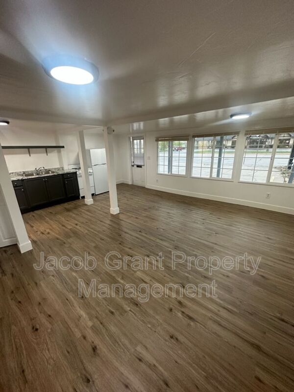 Building Photo - 4719 Yellowstone Ave