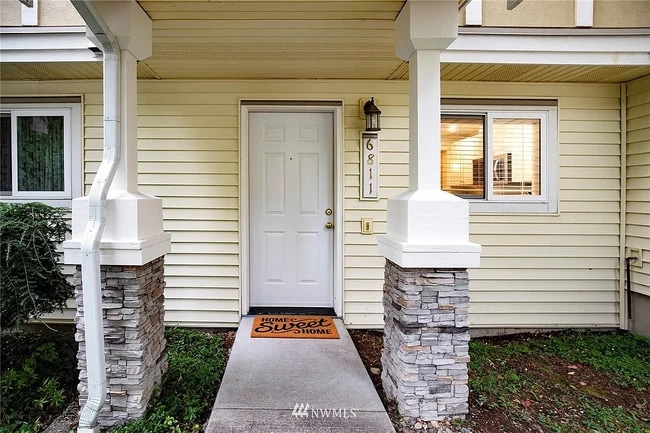 Building Photo - 6811 SE Cougar Mountain Way
