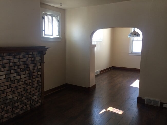 Building Photo - Brentwood - 3+ Br Single Family Home Drive...