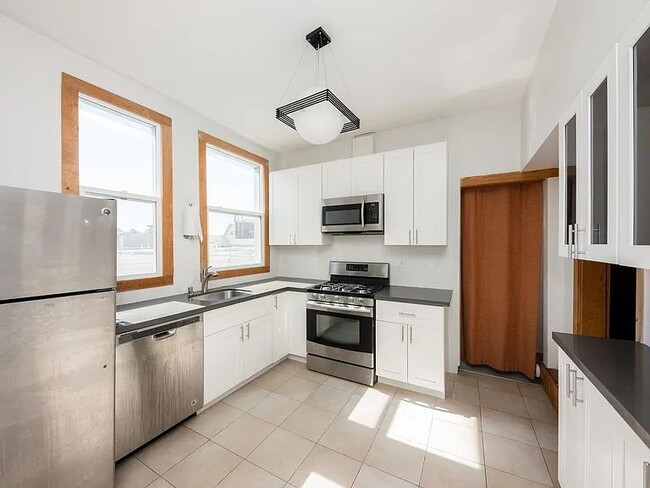 Building Photo - "Experience Vibrant San Francisco Living in This Spacious 4-Bedroom, 2-Bath Gem on Jones Street!"