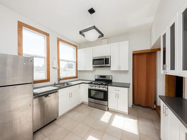 Foto del edificio - "Experience Vibrant San Francisco Living in This Spacious 4-Bedroom, 2-Bath Gem on Jones Street!"