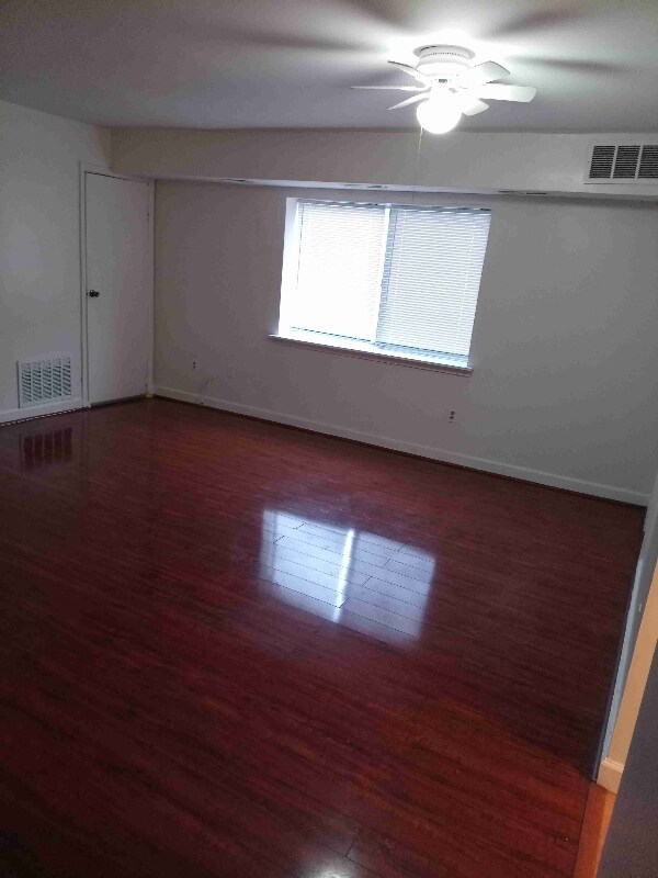 Foto del edificio - 7519 Riverdale Rd