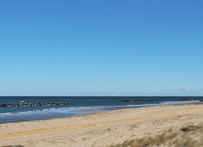 Building Photo - Beautiful 3 Bedroom Duplex by the Beach! A...