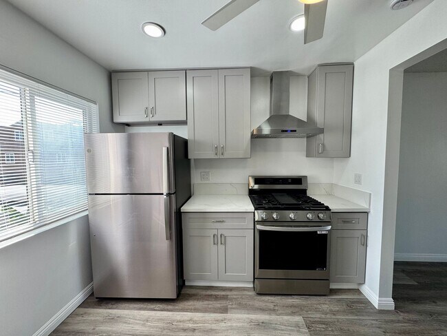 Building Photo - Beautifully Renovated 2 Bed / 1 Bath Apartment for Rent in Long Beach!