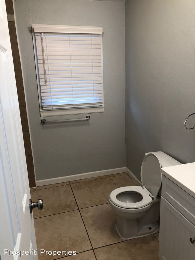 Building Photo - 3 br, 1 bath House - 2133 W Calhoun St