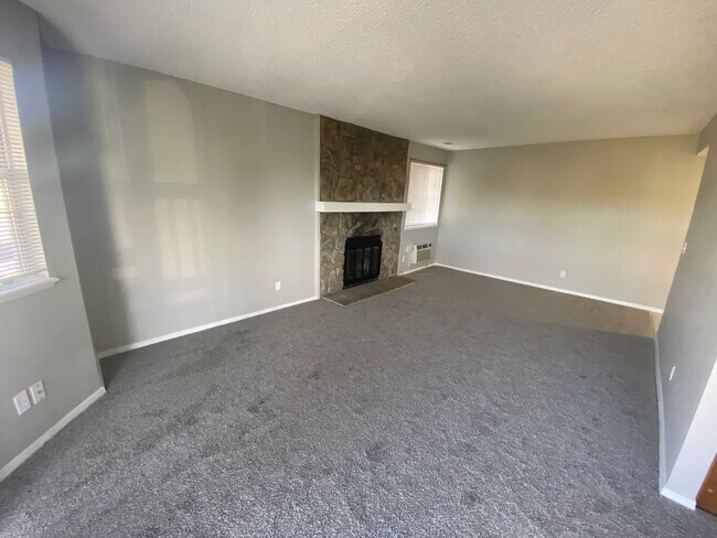 Foto del edificio - Large 2 bed 1 bath Top Floor Condo