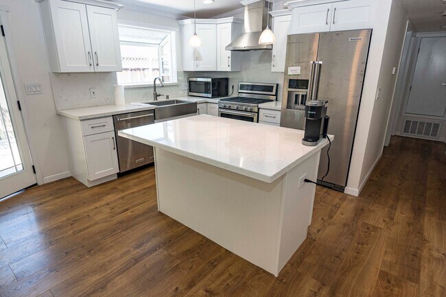 Foto del edificio - Beautifully updated 3/2 home in desirable Pomderosa Park- Sunnyvale