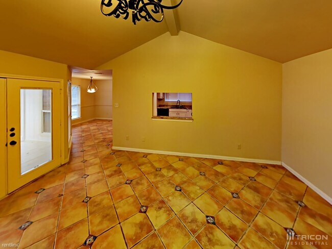 Building Photo - 2110 Reverchon Dr