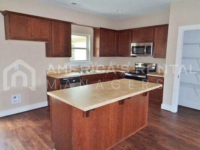 Foto del edificio - DEPOSIT PENDING!!! Townhome Available in C...