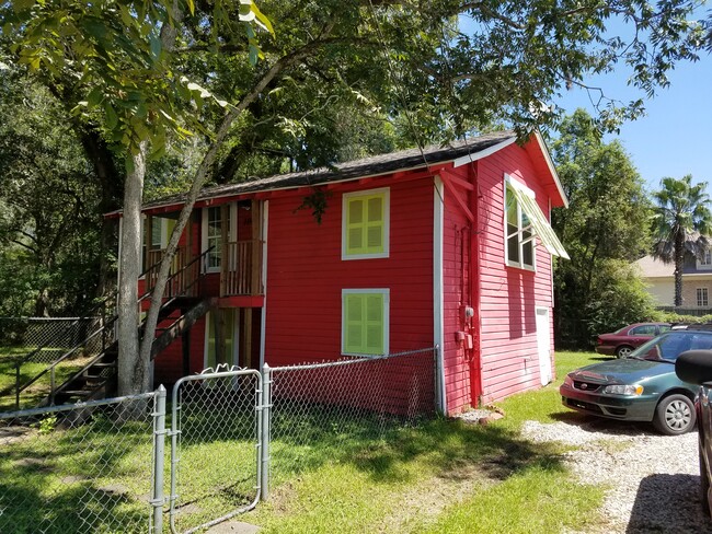 Side view - 104 N Olive St