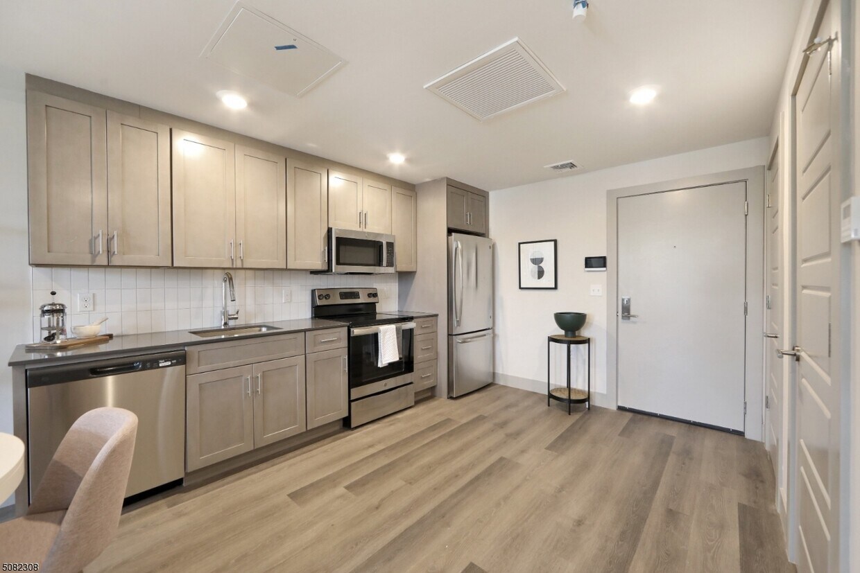 Foto principal - 558 Franklin Ave