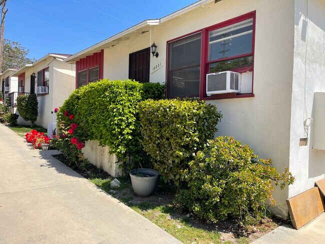Building Photo - 10231 Hillhaven Ave