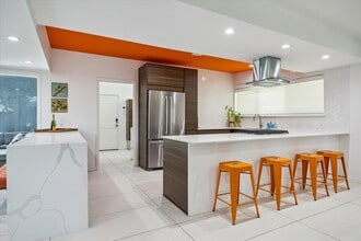 Building Photo - 9769 Oak Point Dr