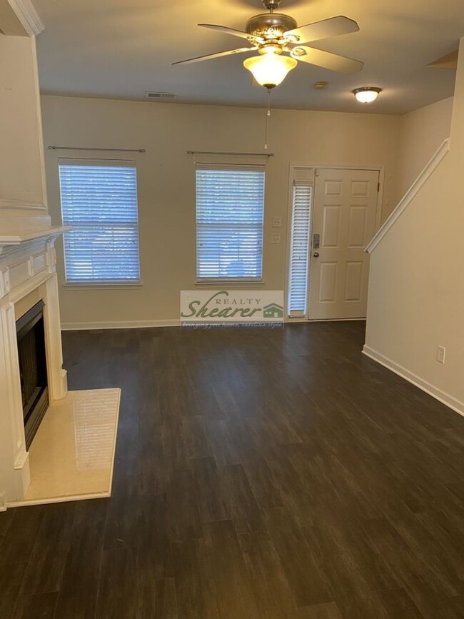 Building Photo - 2 Bed, 2.5 Bath Townhome in East Charlotte