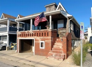 Building Photo - 44 Oswego Ave