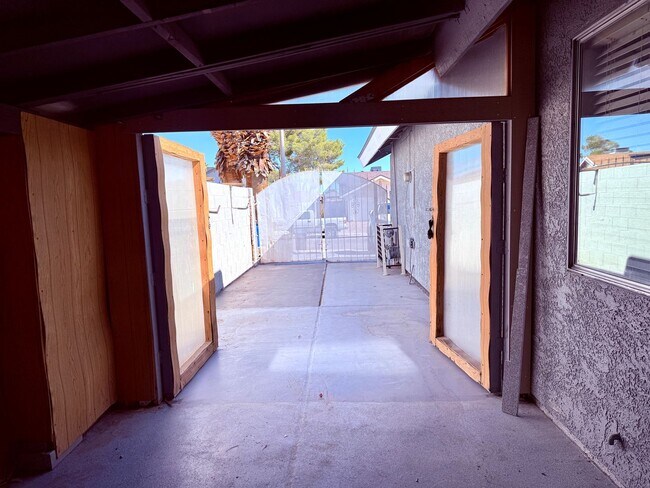Foto del edificio - NO HOA!!!  Single Story Home with 4 Bedrooms - Remodeled! Beautiful Backyard! Extra Storage Space...