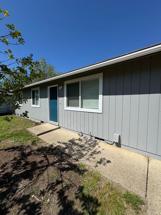 Foto del edificio - Myrtle Creek 3 bedroom home with 1 car garage