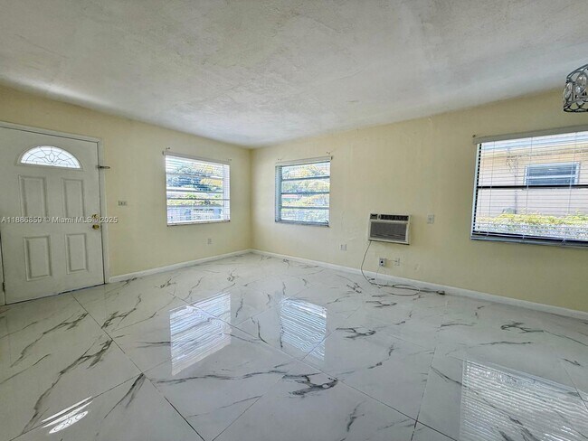 Foto del edificio - 1371 NE 150th St