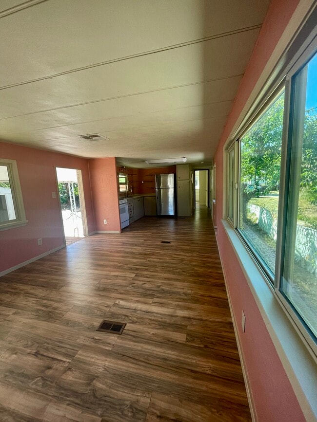 Building Photo - 1120 N Justice Dr