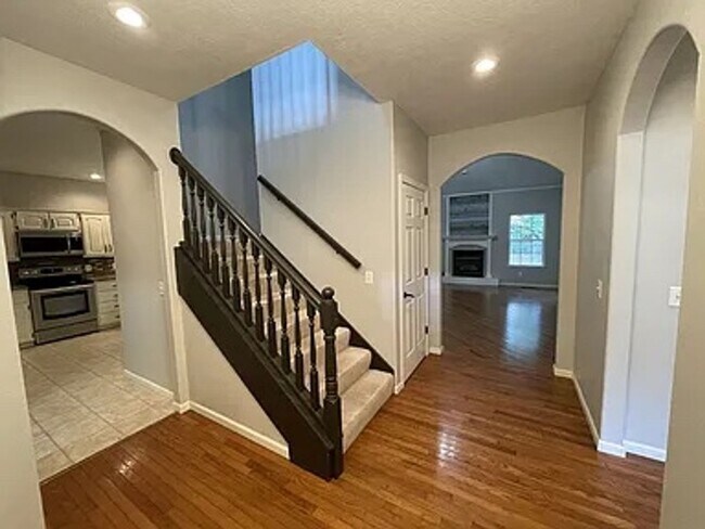 Foto del edificio - Here is your chance for a fancy 4 bedroom,...