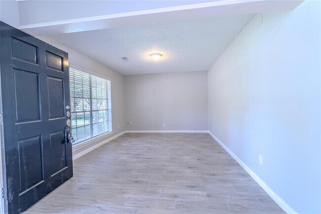 Foto del edificio - 16227 Southampton Dr