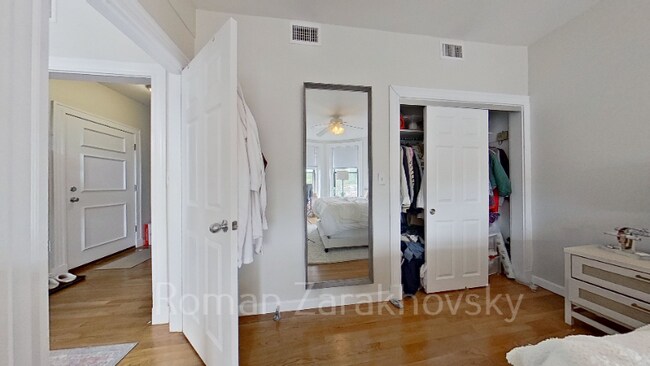 Building Photo - 1942 Beacon St