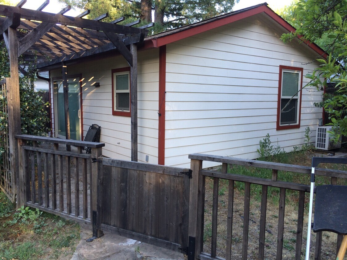 Foto principal - 740 N Pine St