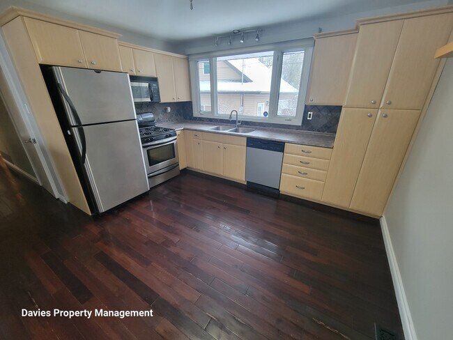 Building Photo - 9239-9148 148 St NW