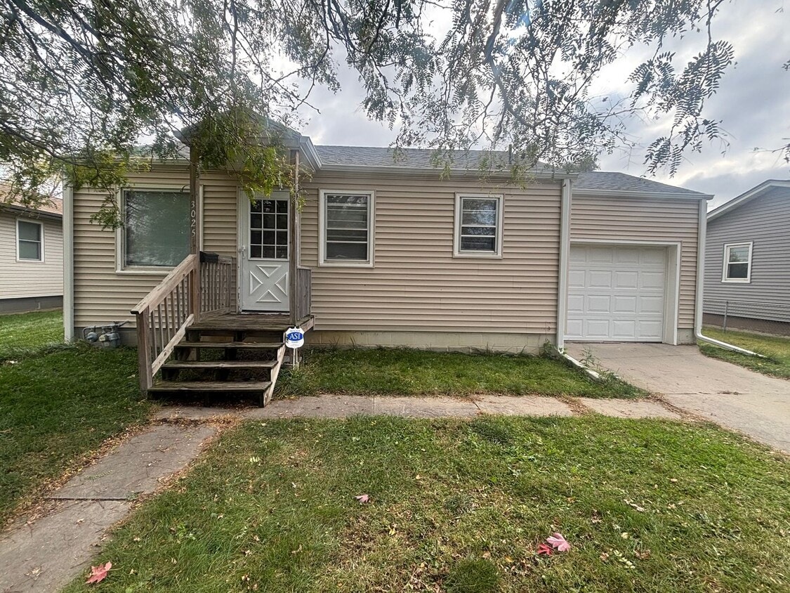 Foto principal - West-End Home with Garage & Large Backyard