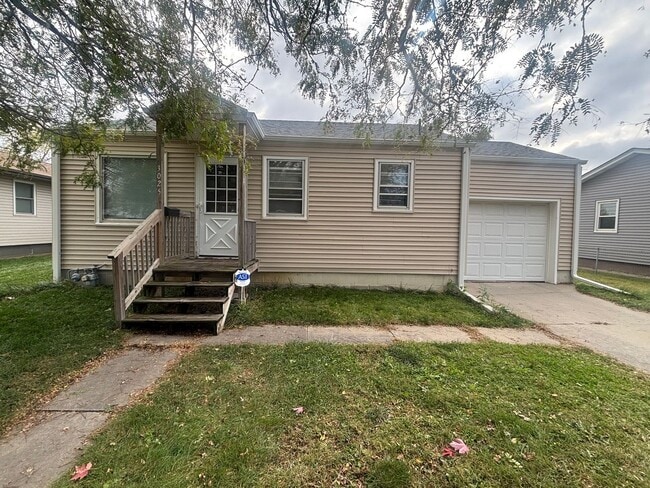 West-End Home with Garage & Large Backyard - West-End Home with Garage & Large Backyard