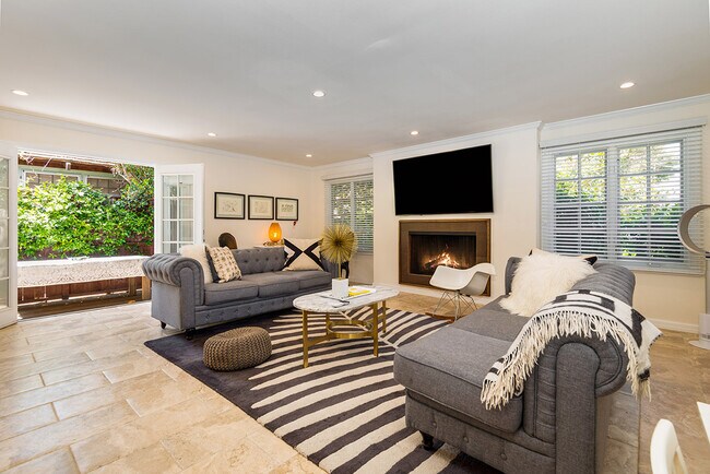 Family room - 831 Alma Real Dr