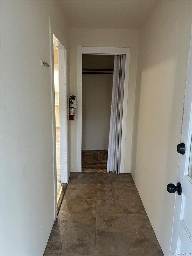 Foto del edificio - 26-26 Franklindale Ave