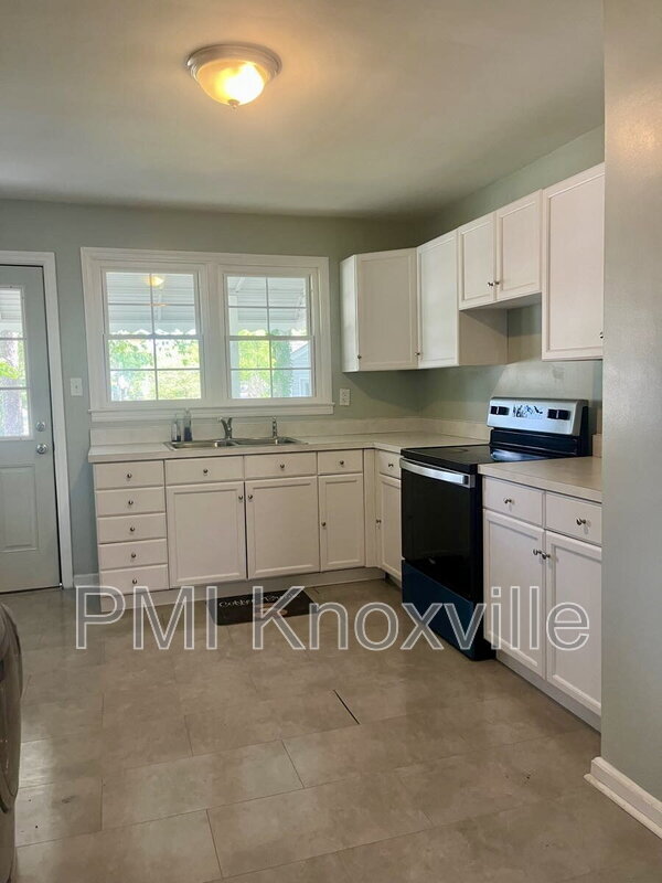 Foto del edificio - 926 Ledgerwood Ave