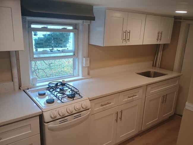 Building Photo - 321 Fisher Ave