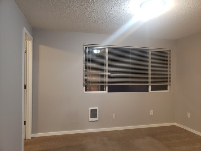 Building Photo - 14010 SE Newport Way