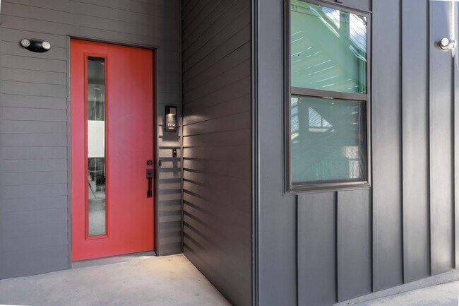 Foto del edificio - Stylish 1-Bed Oasis with Elevator Access, Resort-Style Pool, and In-Home Laundry in New Braunfels