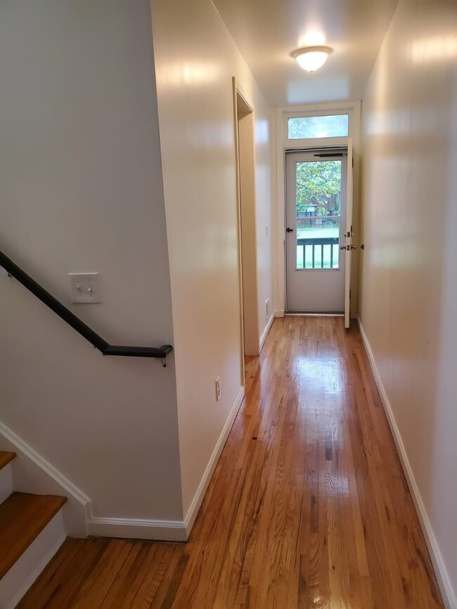 Building Photo - Cozy Home w/2 bath!