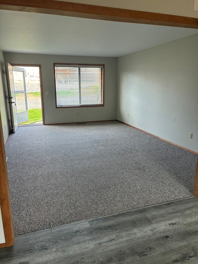 Building Photo - 994 Highline Dr
