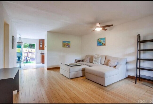 Foto del edificio - 802 Regal Rd