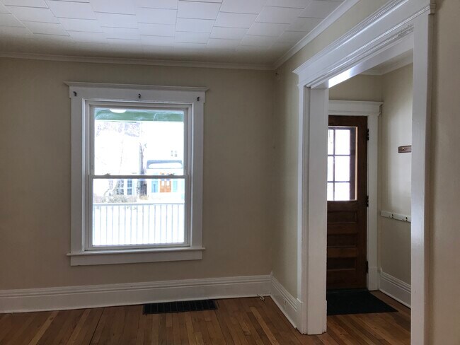 Living room and entrance - 53 Hubbell Park