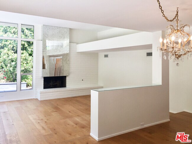 Foto del edificio - 2448 Arbutus Dr