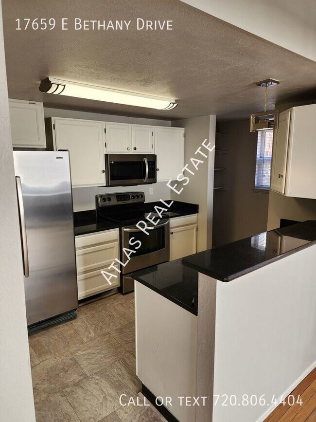 Building Photo - Stunning 3 bedroom 2 bath home located in ...